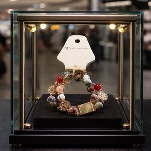 Women's bracelet with magnetic clasp